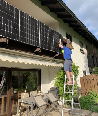 Förderprogramm für Stecker-Solaranlagen | © Stadt Geretsried Ein Mann steht auf einer Leiter und montiert eine Solar-Anlage am Balkon | © Stadt Geretsried