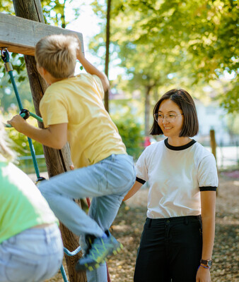 Ferienspaß | © Mike Nimtsch Kinder spielen am Klettergerüst unter Aufsicht einer Betreuerin. | © Mike Nimtsch
