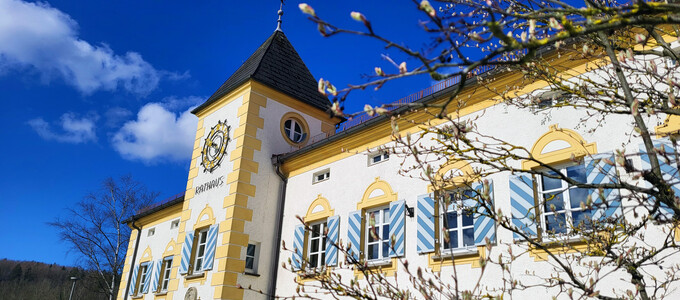 Das Rathaus in Geretsried im Frühling.  | © Stadt Geretsried