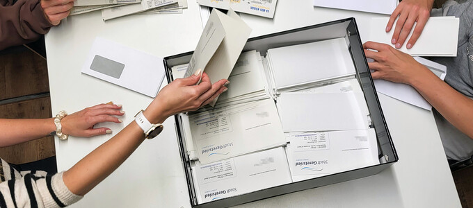 Das Team der Stadtverwaltung verschickt Briefe an alle Erstwählenden. | © Stadt Geretsried