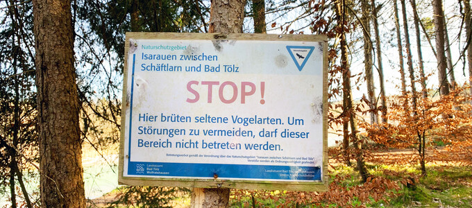 Hinweis-Schild in den Isarauen  | © Stadt Geretsried