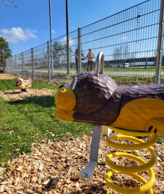 Spielplatz am Rathaus | © Stadt Geretsried Ein Biber und eine Ente als Wipp-Tiere am Spielplatz | © Stadt Geretsried