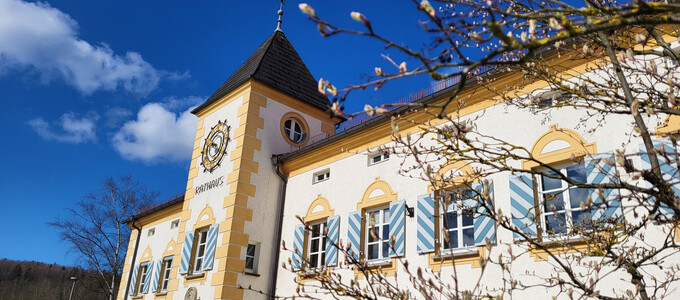 Rathaus Geretsried im Frühling mit blühenden Bäumen | © Stadt Geretsried