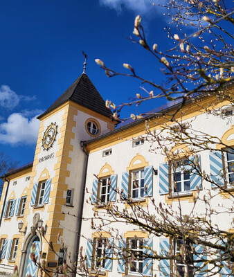 Rathaus Geretsried | © Stadt Geretsried Rathaus Geretsried im Frühling mit blühenden Bäumen | © Stadt Geretsried