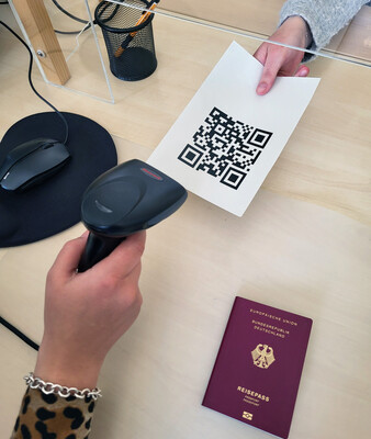 Digitales Passbild | © Stadt Geretsried QR-Code für das digitale Passbild wird im Einwohnermeldeamt gescannt | © Stadt Geretsried