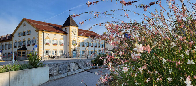 Rathaus Geretsried mit blühenden Blumen | © Stadt Geretsried