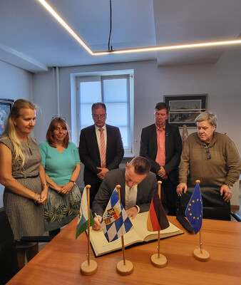 Eintrag ins Goldene Buch | © Stadt Geretsried Karl Straub trägt sich in das Goldene Buch der Stadt Geretsried ein. | © Stadt Geretsried