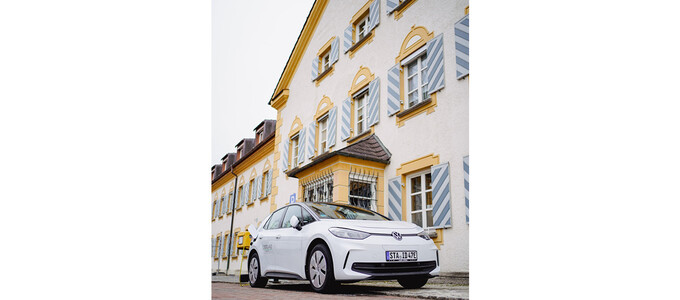 Ein E-Carsharing Auto vor dem Rathaus Geretsried | © 17er Energie Oberland 