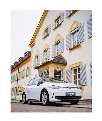 Ein E-Carsharing Auto vor dem Rathaus Geretsried | © 17er Energie Oberland 