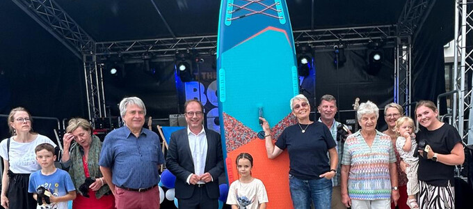 Erster Bürgermeister Michael Müller vor der Bühne mit einer Gruppe von Gewinnerinnen und Gewinnern | © Stadt Geretsried