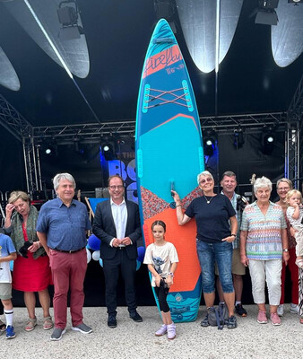 Erster Bürgermeister Michael Müller vor der Bühne mit einer Gruppe von Gewinnerinnen und Gewinnern | © Stadt Geretsried