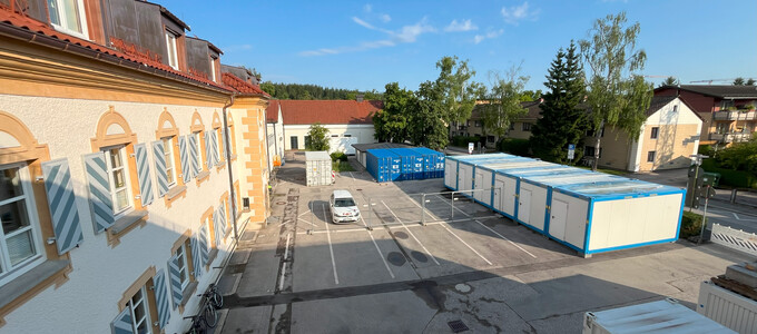 Blick von oben in den Innenhof des Rathauses mit den Container-Büros | © Stadt Geretsried