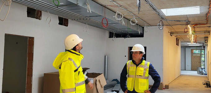 Bürgermeister Müller im Rohbau der Kita "Geretsried Mitte" | © Stadt Geretsried