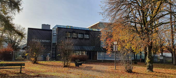 Außenansicht des alten Hallenbads im Herbst | © Stadt Geretsried
