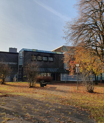 Außenansicht des alten Hallenbads im Herbst | © Stadt Geretsried
