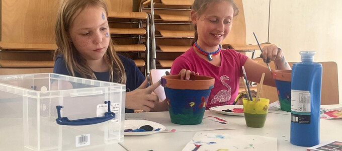 Zwei Mädchen beim Basteln | © Stadt Geretsried