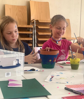 Zwei Mädchen beim Basteln | © Stadt Geretsried