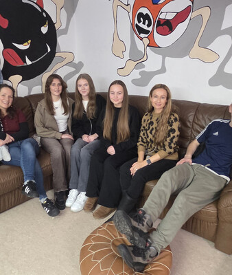 Team und Kinder sitzen auf einer Couch im Jugendtreff Ein-Stein | © Stadt Geretsried