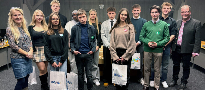 Mitglieder des neuen Jugendrates mit Bürgermeister Müller und Zweiter Bürgermeisterin Sonja Frank im Großen Sitzungssaal | © Stadt Geretsried