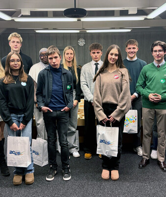 Mitglieder des neuen Jugendrates mit Bürgermeister Müller und Zweiter Bürgermeisterin Sonja Frank im Großen Sitzungssaal | © Stadt Geretsried