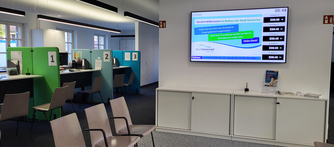 Blick ins neue Büro mit Schreibtischen und Bildschirm | © Stadt Geretsried