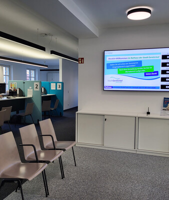 Blick ins neue Büro mit Schreibtischen und Bildschirm | © Stadt Geretsried