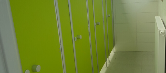 Toiletten Trennwände in grün | © Stadt Geretsried