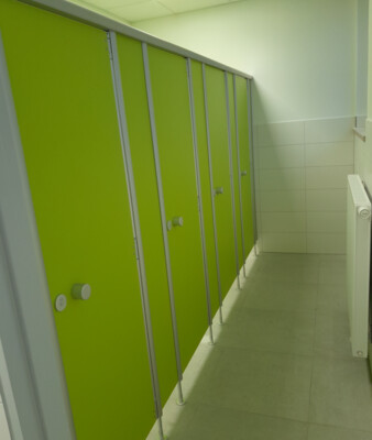 Toiletten Trennwände in grün | © Stadt Geretsried