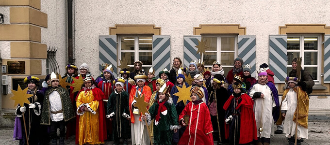 Eine Gruppe von 35 Sternsingern vor dem Rathaus | © Stadt Geretsried