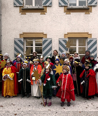 Eine Gruppe von 35 Sternsingern vor dem Rathaus | © Stadt Geretsried