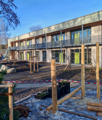 Außenansicht des Kita-Gebäudes mit Grünanlagen | © Stadt Geretsried