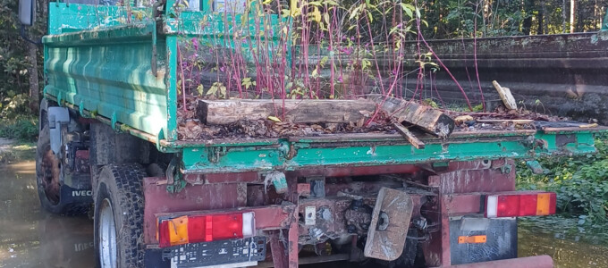 Ein verfallener LKW am Waldrand | © Stadt Geretsried