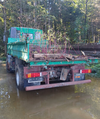 Ein verfallener LKW am Waldrand | © Stadt Geretsried
