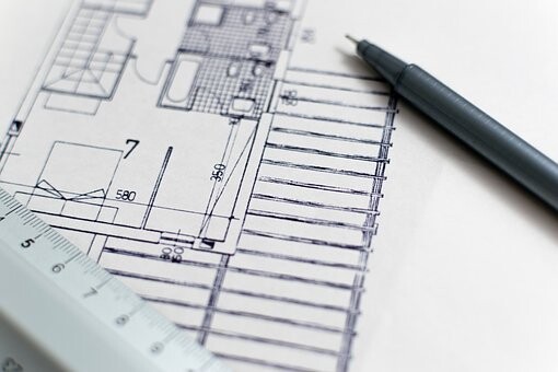 Skizze eines Bauplans mit Lineal und Stift | © Stadt Geretsried