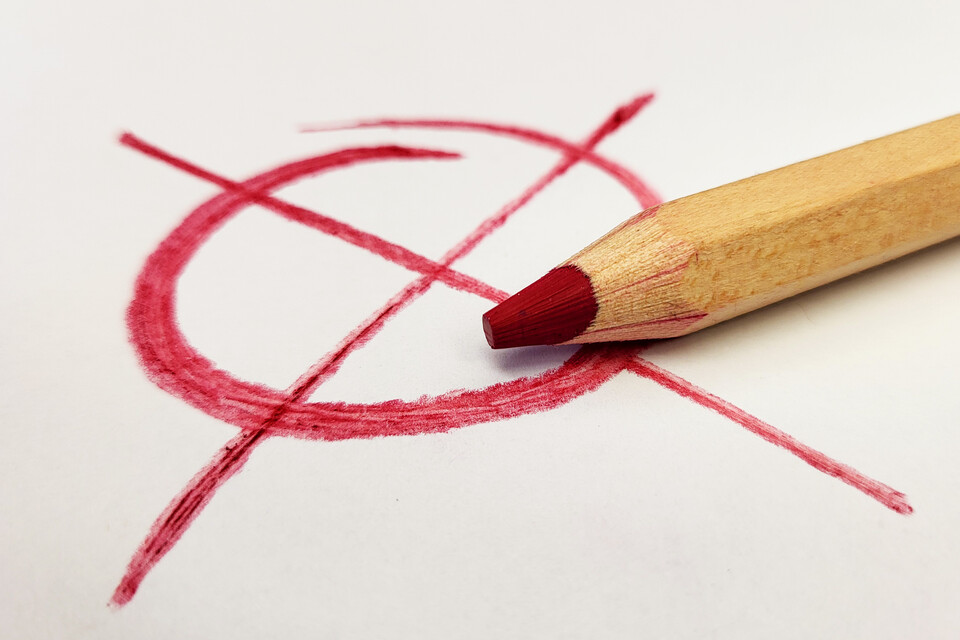 Ein roter Stift liegt neben einem roten X | © Stadt Geretsried