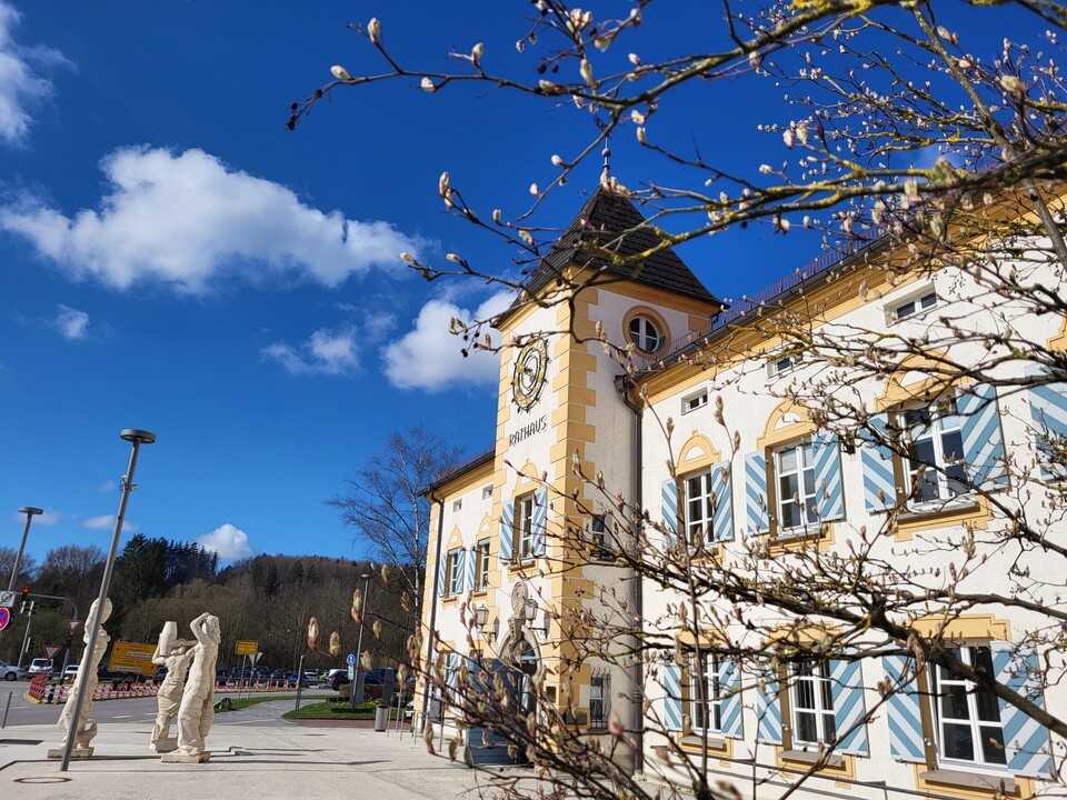 Außenansicht des Rathauses im Frühling | © Stadt Geretsried
