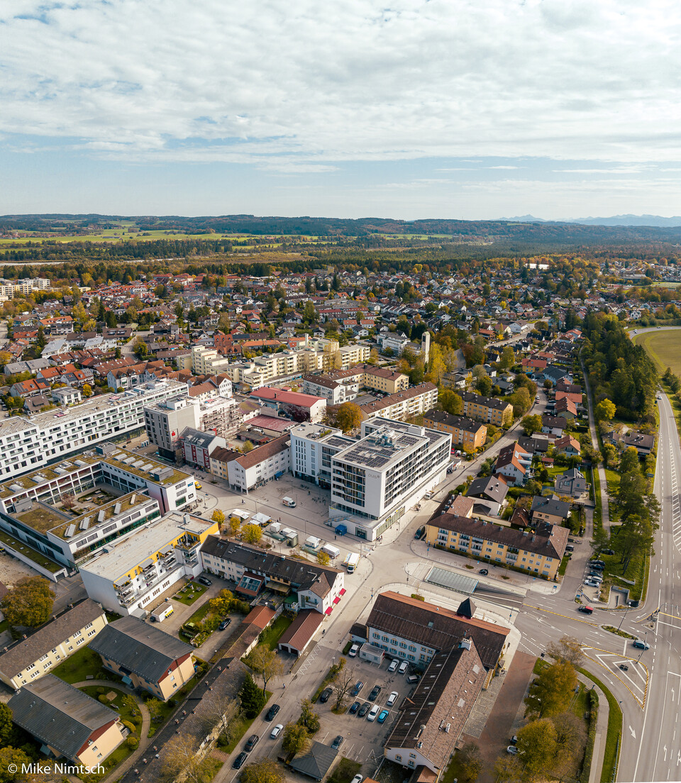 Luftbild vom Stadtzentrum in Geretsried mit Blick auf den Karl-Lederer-Platz | © Mike Nimtsch