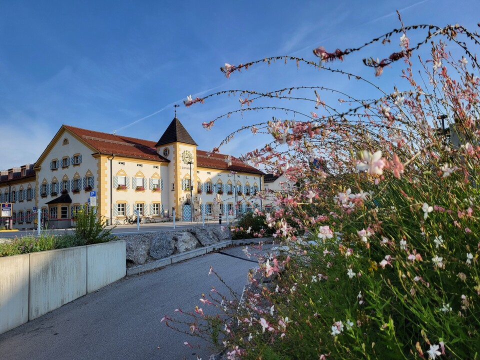 Das Rathaus mit Blumen | © Stadt Geretsried