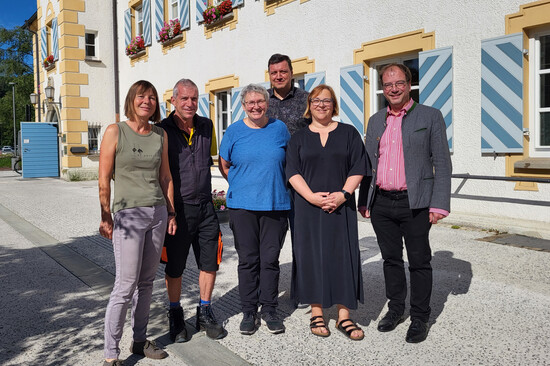 Das Projekt-Team steht vor dem Rathaus  | © Stadt Geretsried