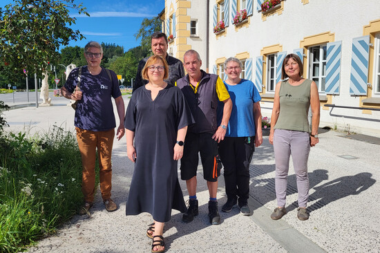 Das Projekt-Team steht vor dem Rathaus  | © Stadt Geretsried
