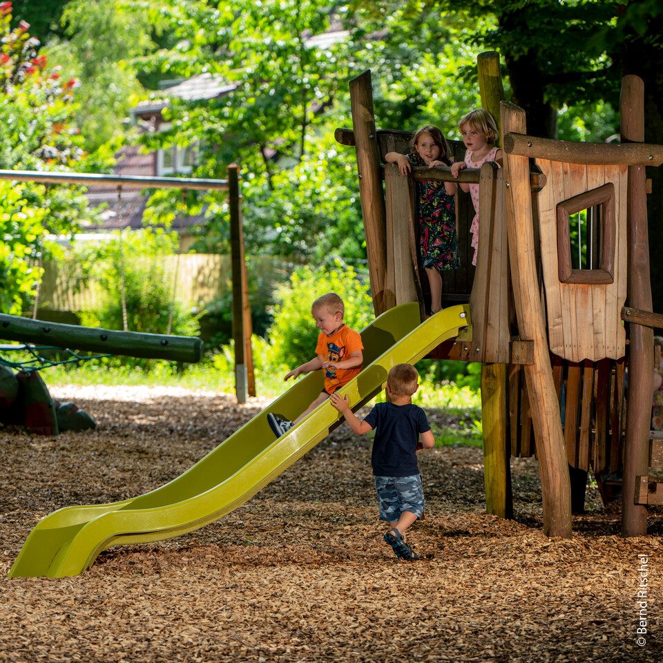 Vier Kinder spielen ausgelassen auf dem Spielplatz. | © Bernd Ritschel