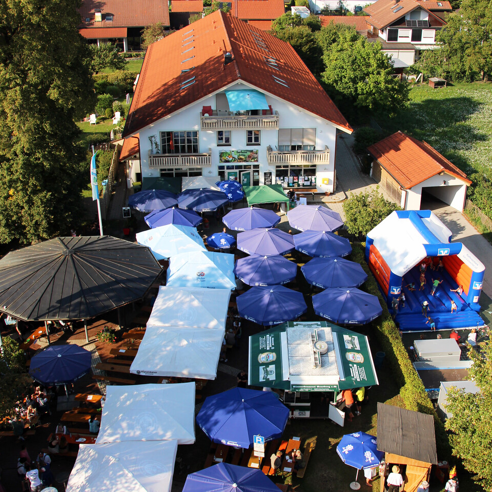 Blick vom Kirchturm auf das Dorffest in Gelting | © Stadt Geretsried