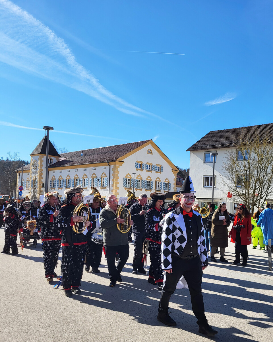Bürgermeister Müller und Urzeln | © Stadt Geretsried