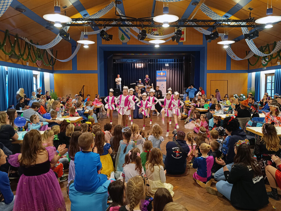 Faschingsgarde tanzt im Ratsstubensaal beim Kinderfasching | © Stadt Geretsried