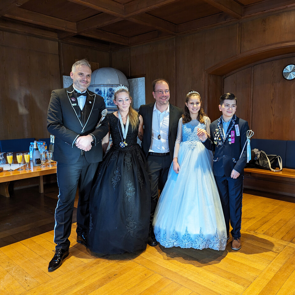 Prinzen-Paare und Erster Bürgermeister Michael Müller im Rathaus | © Stadt Geretsried
