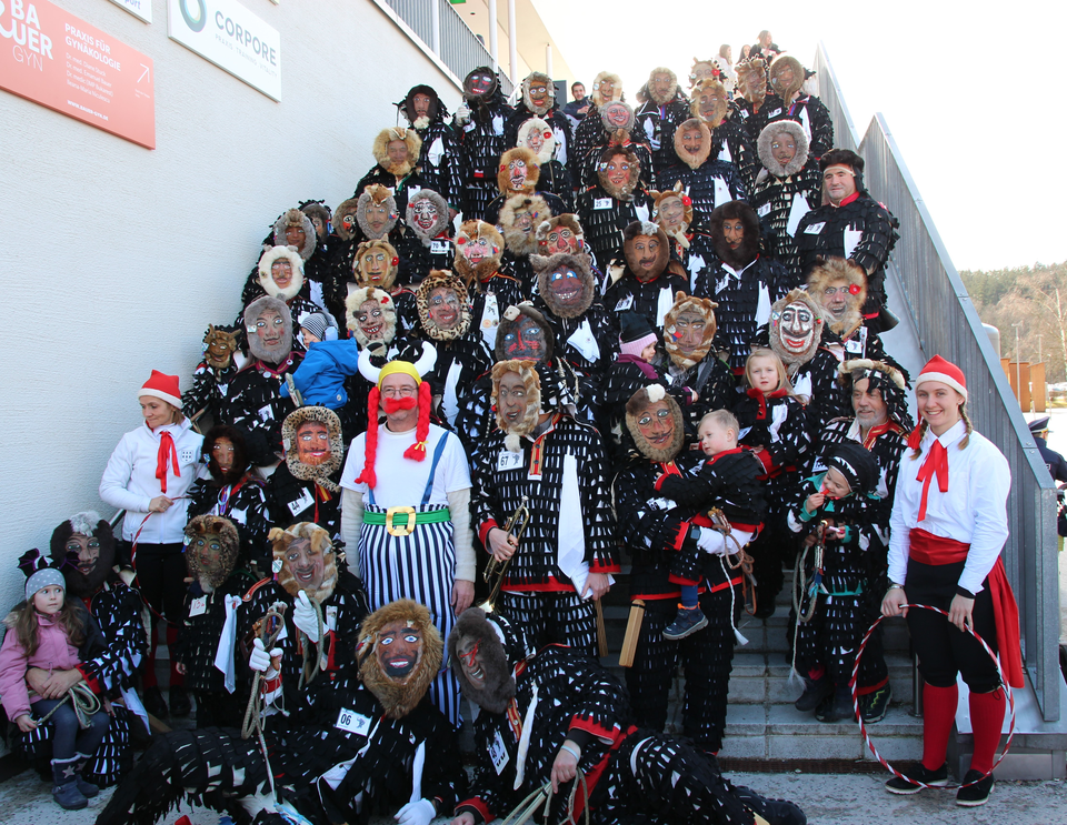 Gruppenbild mit allen Urzeln und dem Ersten Bürgermeister Michael Müller | © Stadt Geretsried