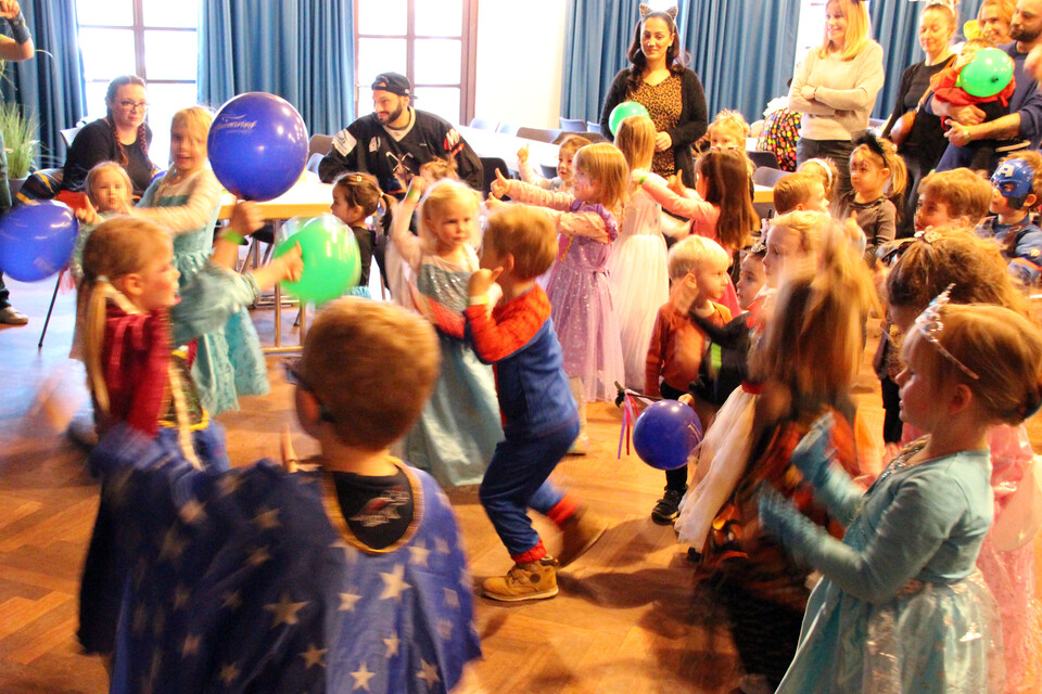Kinder tanzen beim Fasching | © Stadt Geretsried