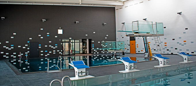 Schwimmbecken mit Springturm | © Stadt Geretsried