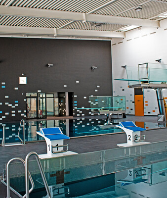Schwimmbecken mit Springturm | © Stadt Geretsried