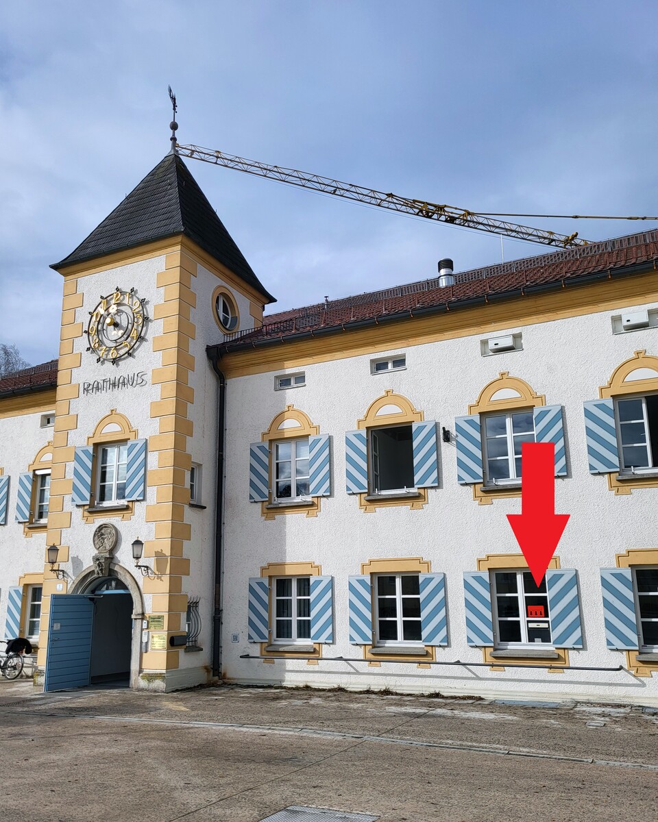 Roter Pfeil markiert das Fenster am Rathaus mit Briefschlitz für die Wahl | © Stadt Geretsried